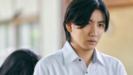 京本大我演じる霊に憑りつかれた高校教師、シャイな一面を見せつつ背後には怪しい人影が…
